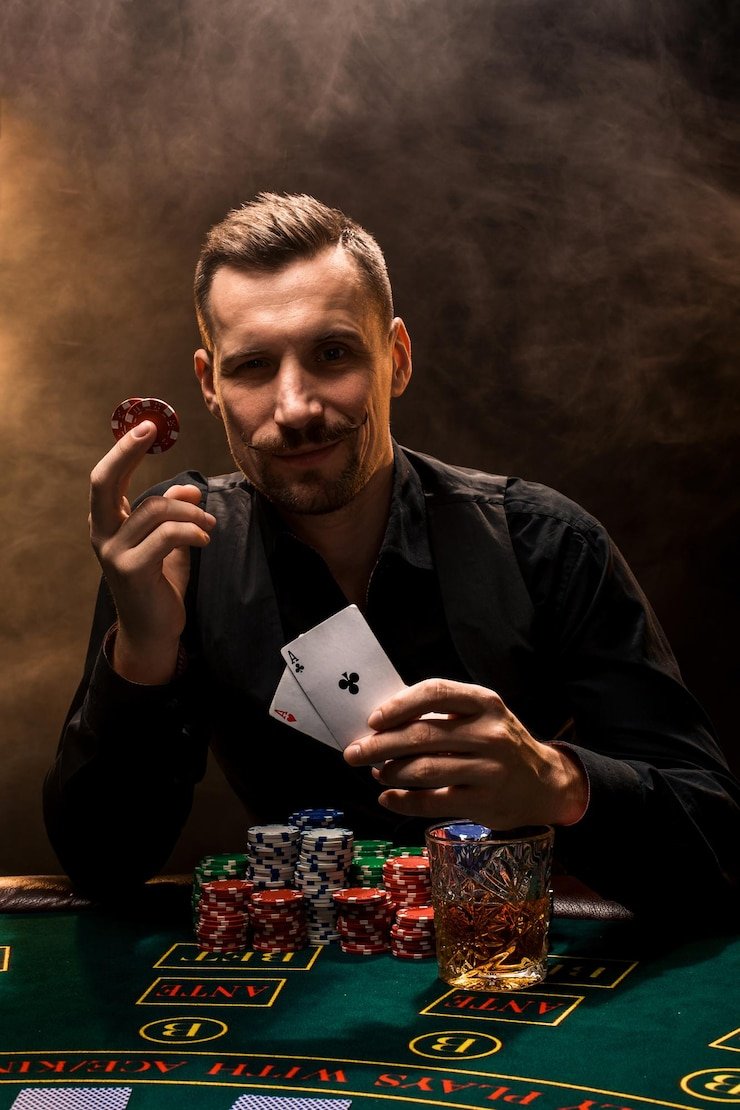 Dealer profesional dalam sesi permainan Sic Bo live yang interaktif